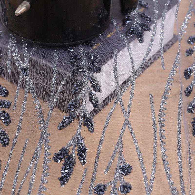 Schlauchstoff für Hochzeitskleider mit silbernen schwarzen Pailletten und schwarzen Perlen
