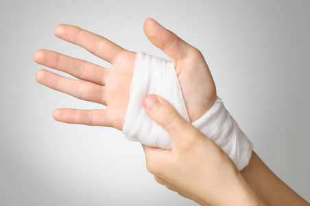 How to use first aid bandages correctly