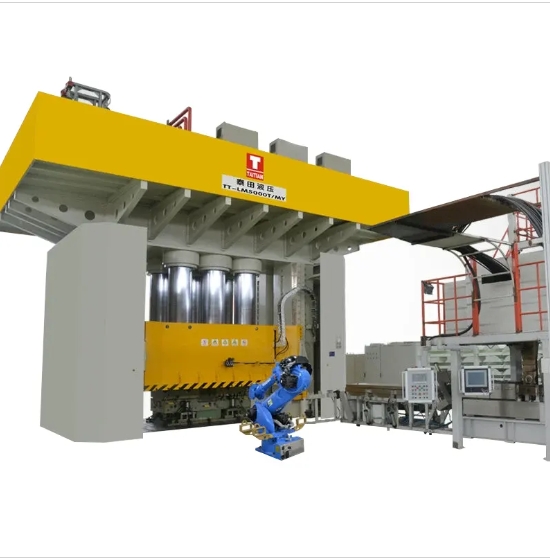 Predstavenie lisu na lisovanie hydraulických kompozitov s kapacitou 5000 ton