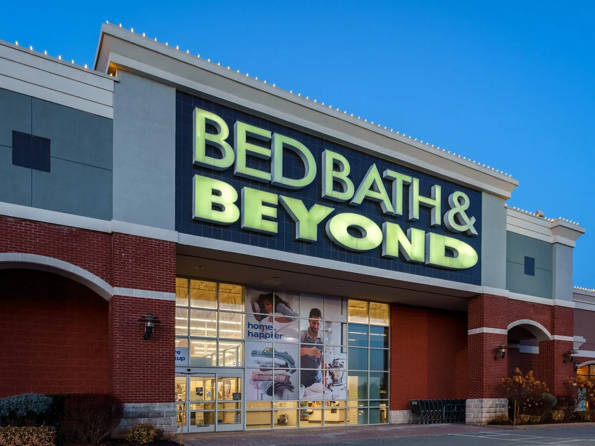 I rivenditori si contendono i negozi fisici Bed Bath & Beyond, con Burlington Stores in testa