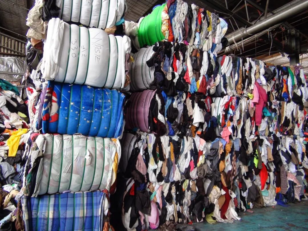 Es gehen keine Fasern verloren! Innovatives Recyclingverfahren für Polyester-Baumwollmischungen