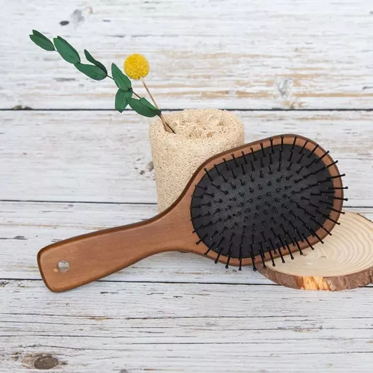 Introduzione della spazzola per capelli a setole morbide in legno