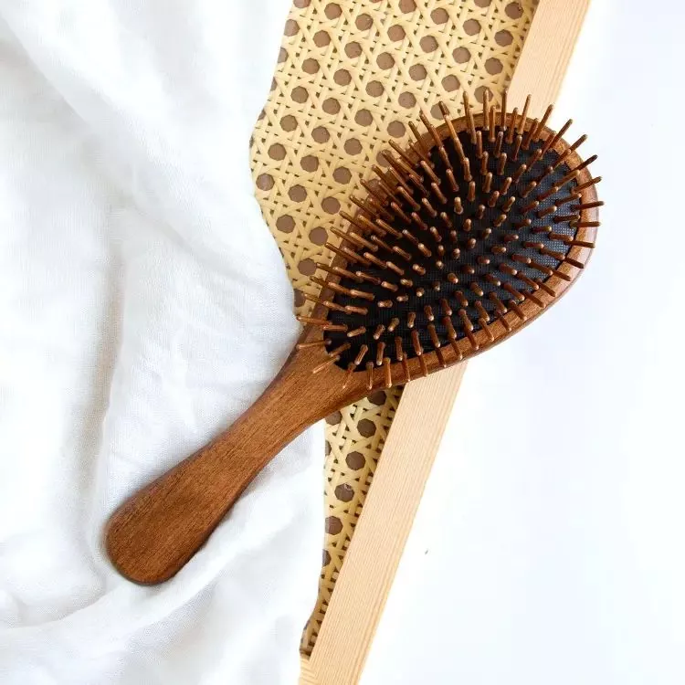 Dřevěný rozčesávací kartáč na vlasy