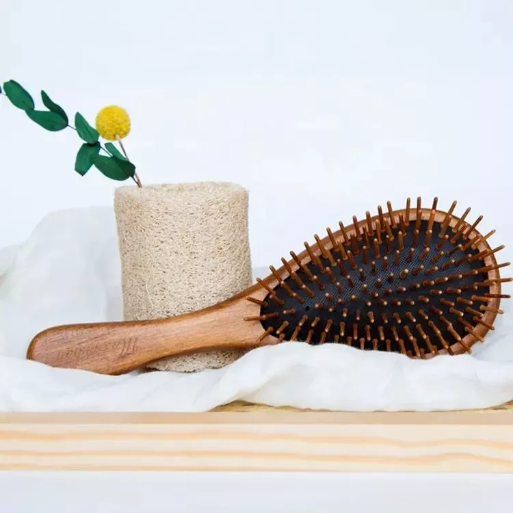 Dřevěný rozčesávací kartáč na vlasy