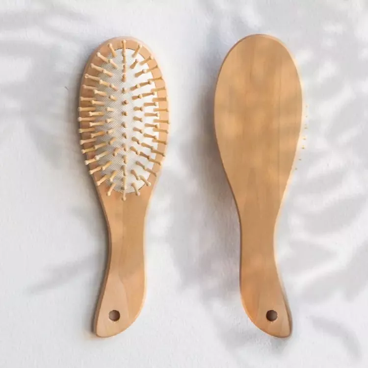 Dřevěný masážní kartáč na vlasy