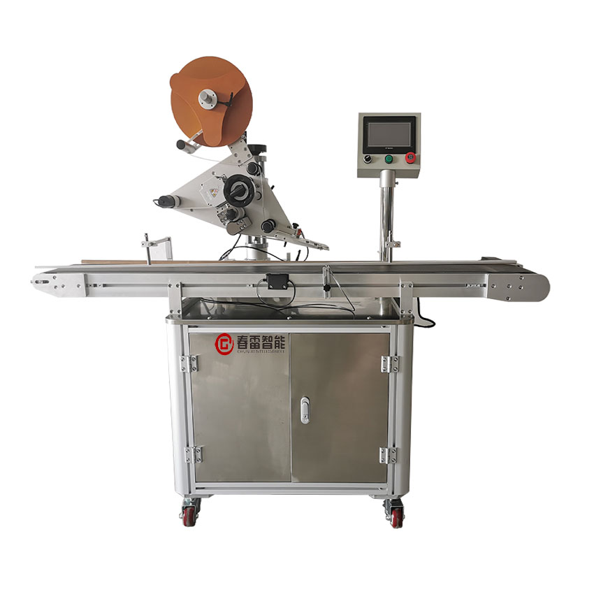 Automatic flat labeling machine for lunch box