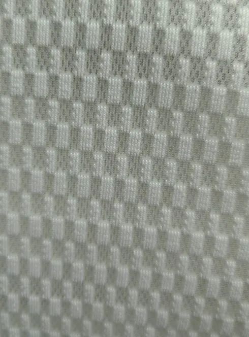 Qual è la durata prevista del tessuto in poliestere jacquard resistente all'usura per diverse applicazioni di tappezzeria?