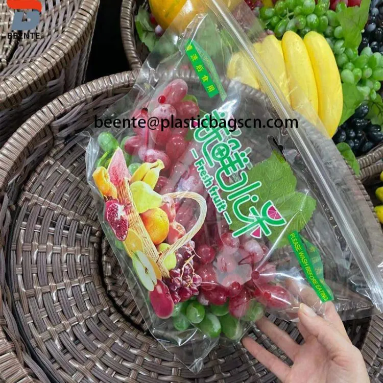 Supermarketin hedelmien ja vihannesten muovipakkauspussit