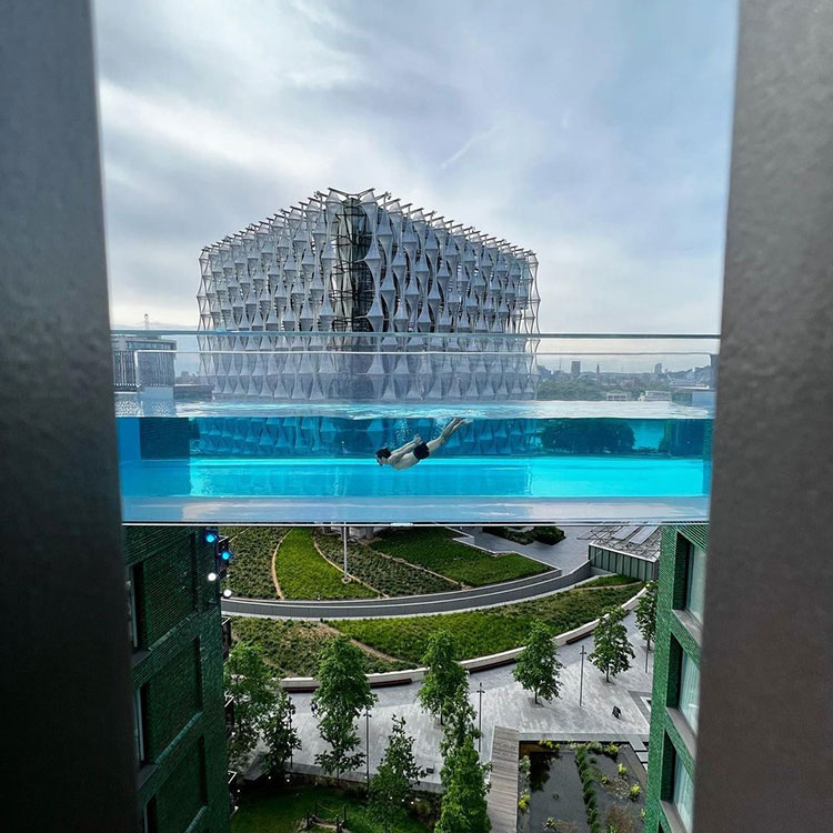 Acryl-Swimmingpool auf der obersten Etage des Hotels