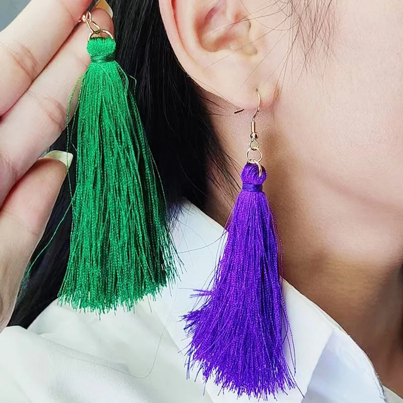 Pendientes largos coloridos de la borla para la fiesta de carnaval