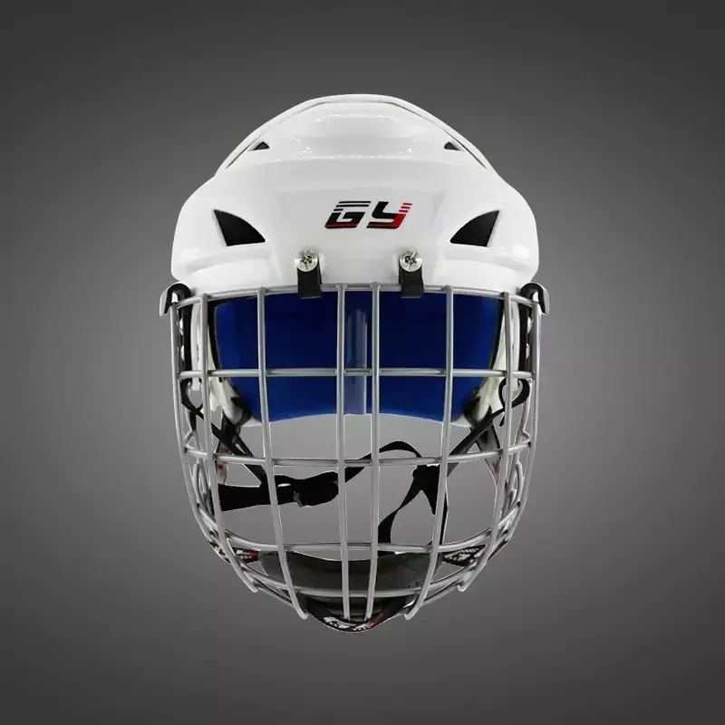 Perché i giocatori di hockey combattono con il casco?