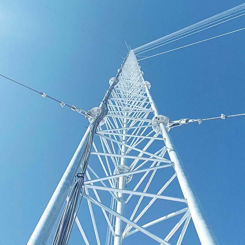 Torre de proteção contra raios com telhado triangular de 70 metros