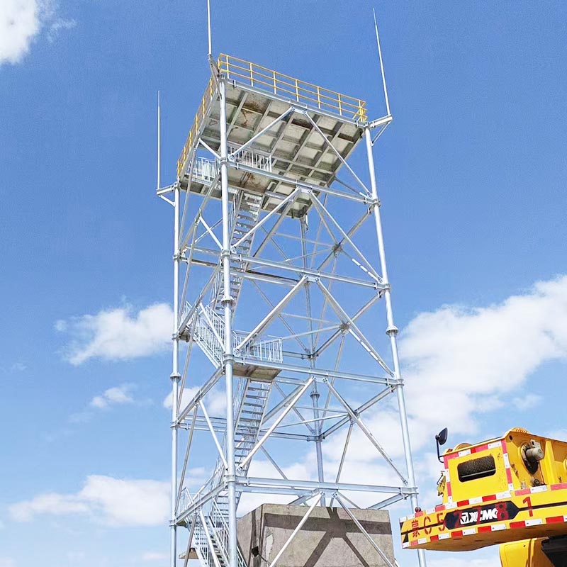 Wieża transmisyjna radaru z czterema kolumnami ze stalowych rur