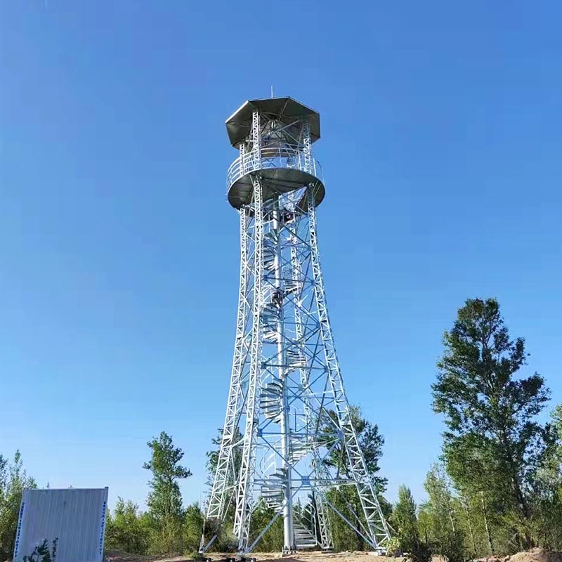 Torre di monitoraggio per la prevenzione degli incendi boschivi nelle zone umide