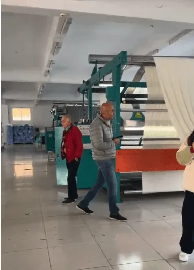 मिस्र के ग्राहक फैंसी ब्रशिंग मशीन देखने आते हैं