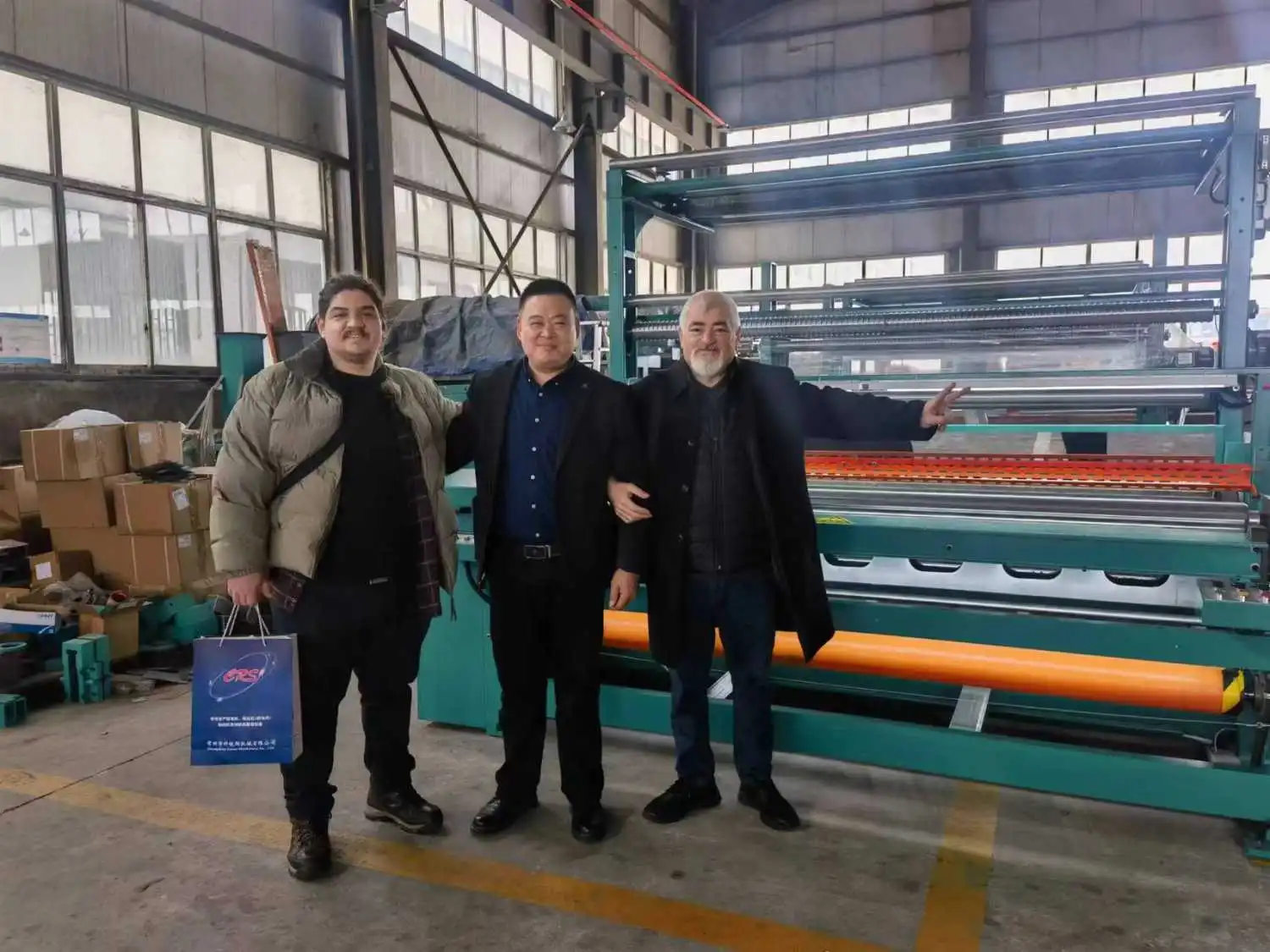 Clientes turcos visitam a fábrica para explorar máquinas têxteis