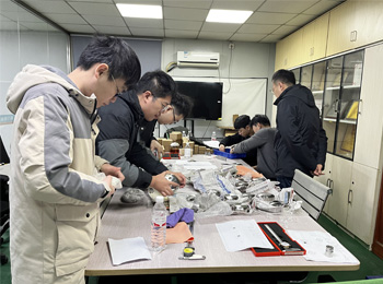 Koreanske kunder kommer til HY fabrikken for at inspicere varer