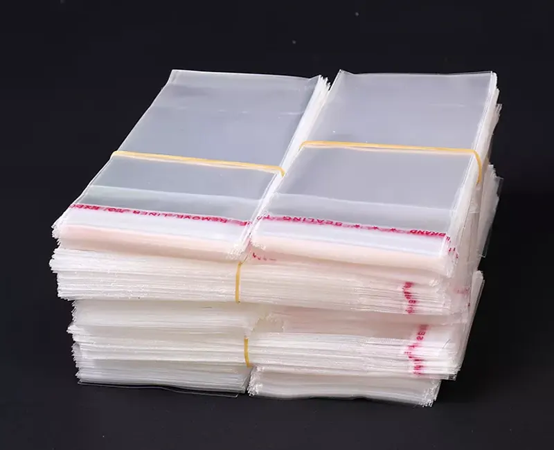 Самозапечатывающийся пакет с клейкой лентой и отверстиями для воздуха