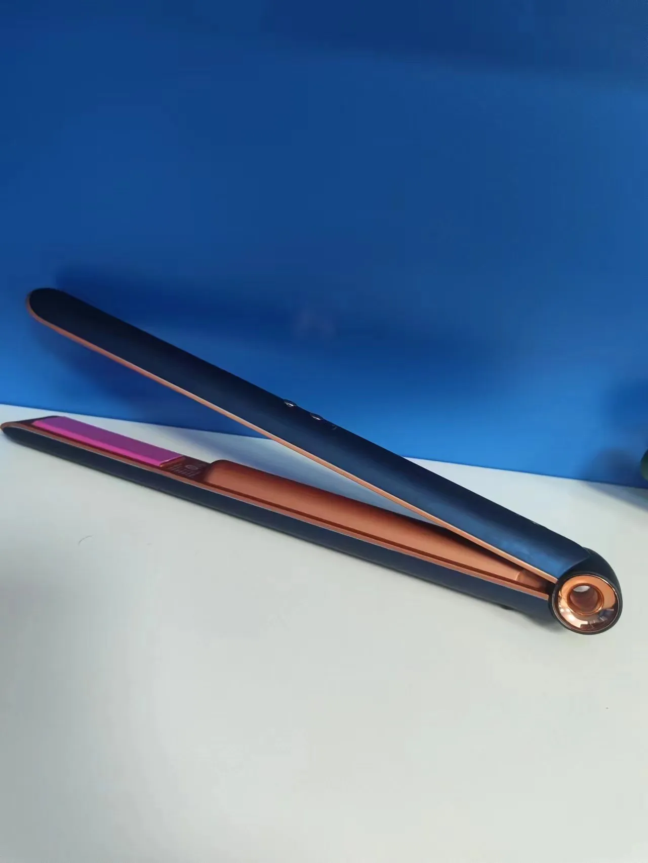 Pinapadali ng mga bagong hair straightener para sa iyo na magkaroon ng magandang buhok