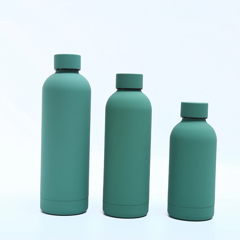 Bottiglia d'acqua di marca Wellness con cannuccia