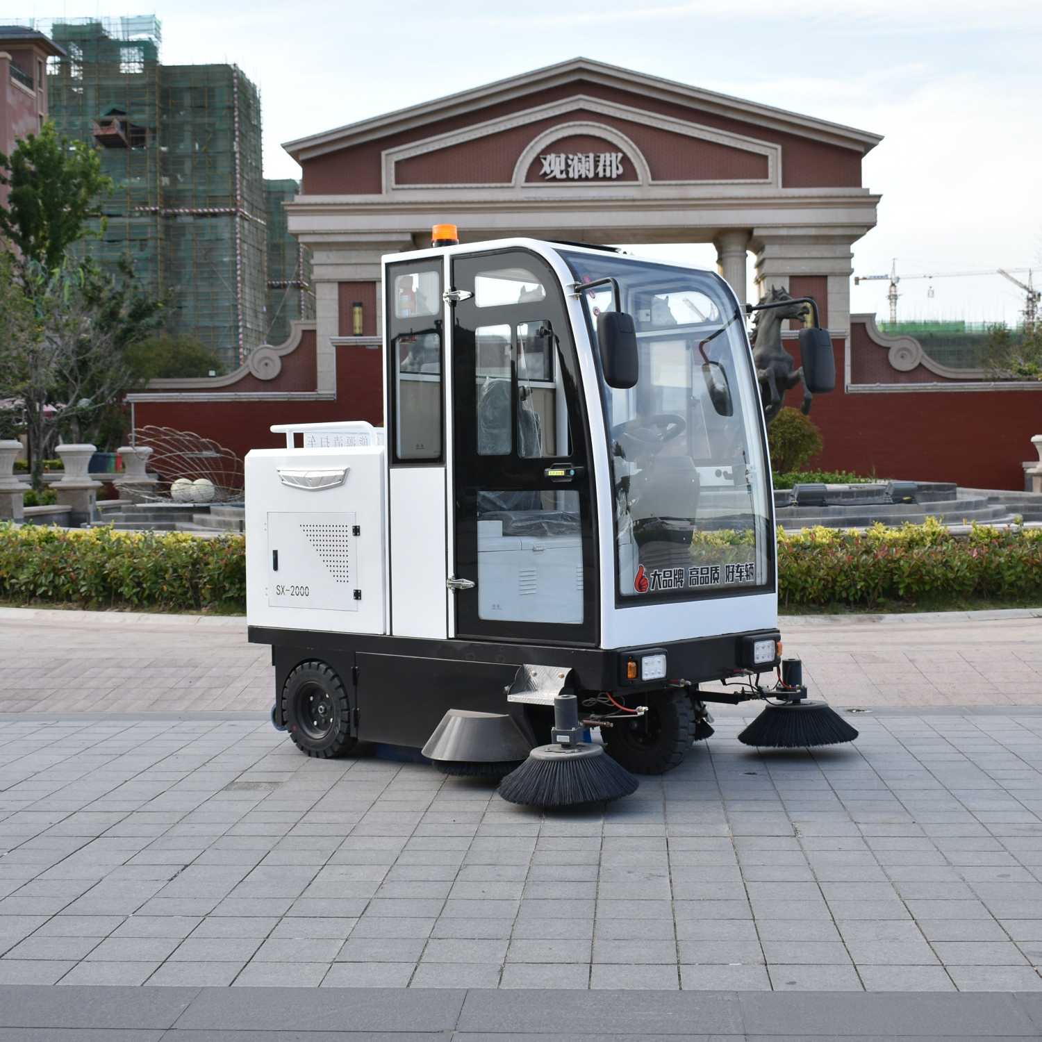 Rechargeable street sweeper - 9 