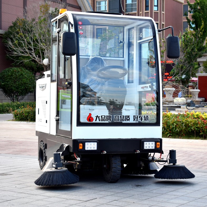 Rechargeable street sweeper - 2