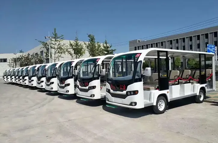 Nosso ônibus turístico elétrico de baixa velocidade entra no campus universitário e se torna a primeira opção de transporte no parque