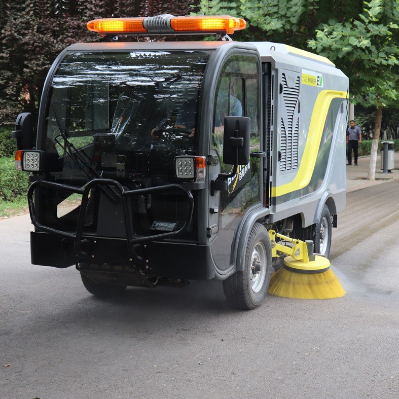 Electric sweeping and cleaning vehicle - 4