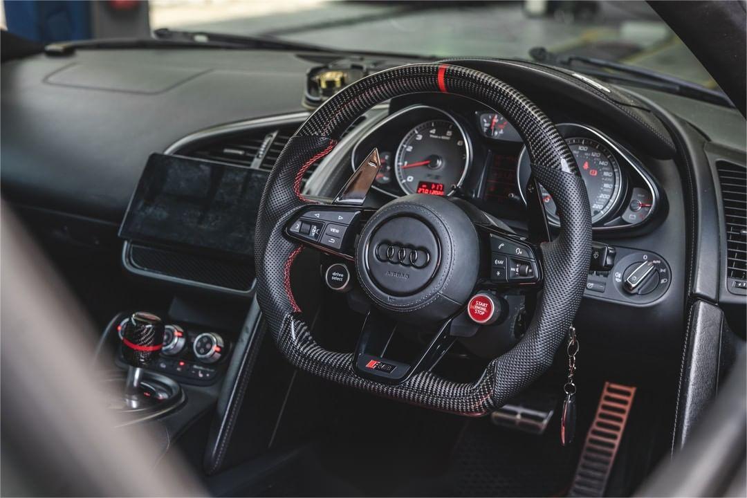 The sporty design of the Audi Carbon Steering Wheel.