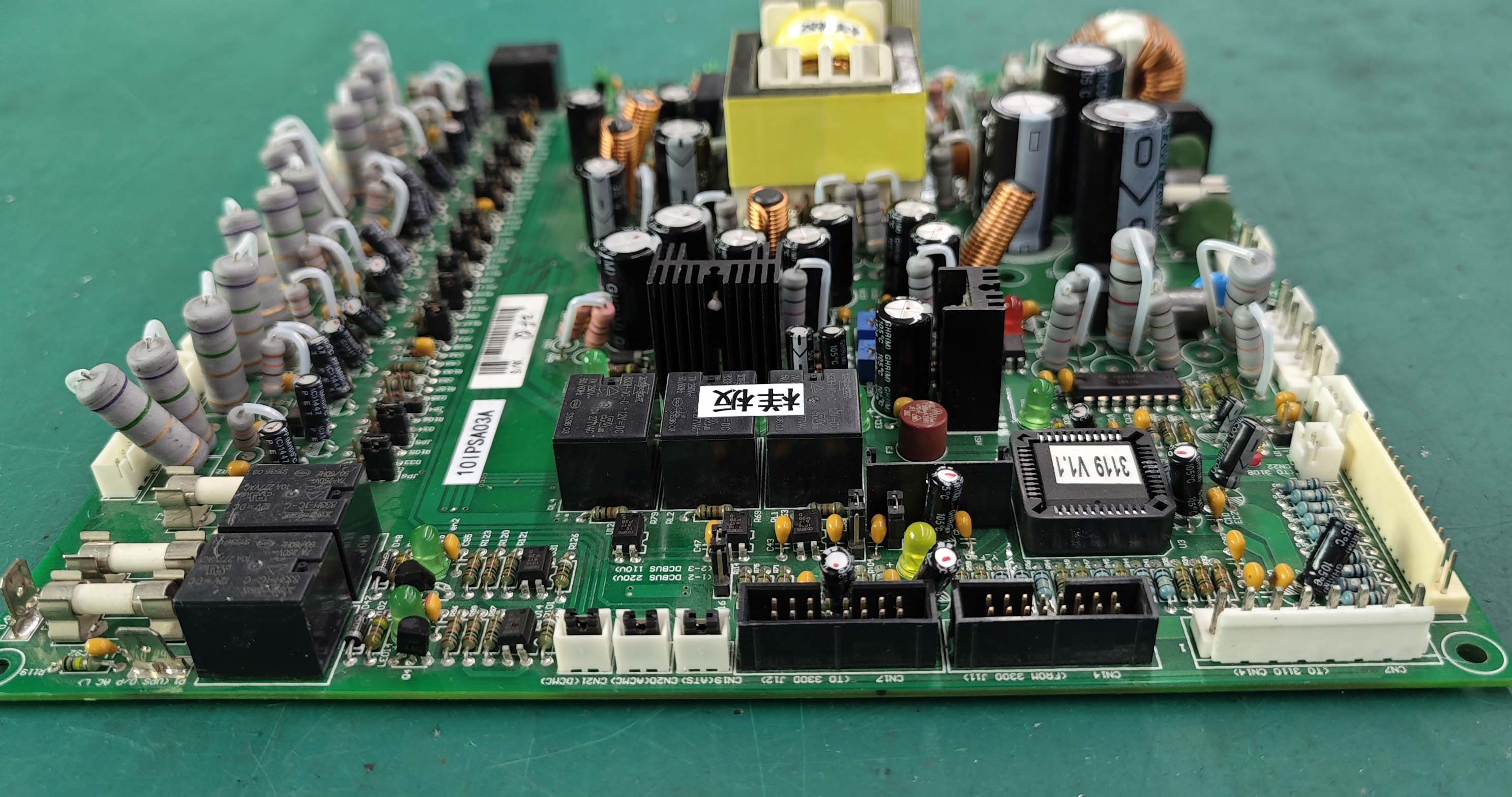 Kleine automatische soldeermachine speelt een goede rol bij het vergroten van de PCBA-productiecapaciteit