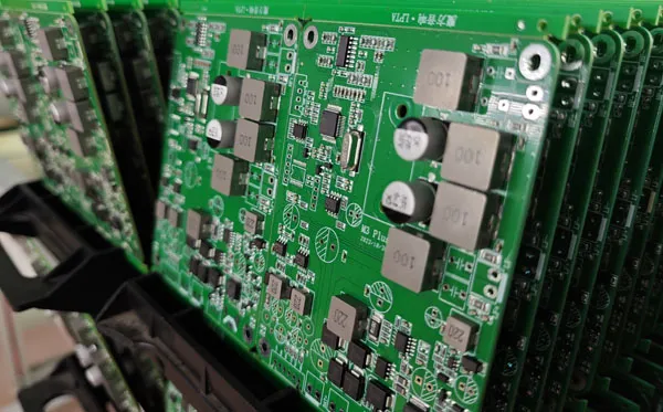 Qual é o processo para enviar uma solicitação de serviços contratados de fabricação eletrônica para montagem de placas de circuito？