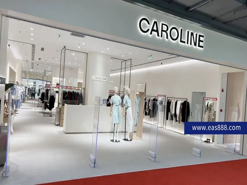 Obchod CAROLINE Clothing instaluje zařízení proti krádeži oblečení Cubic Beauty AM9800