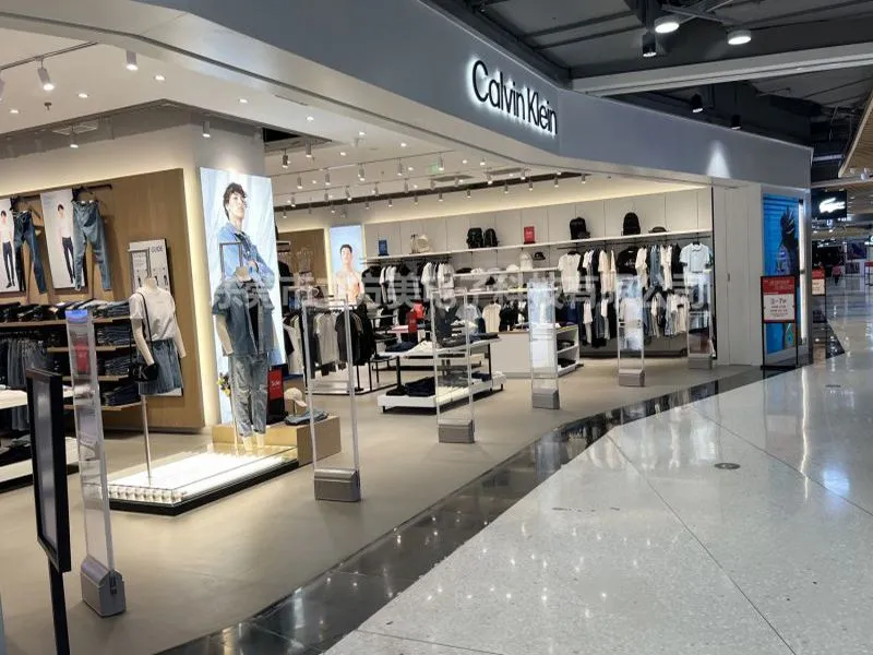 Calvin Klein store installs cubic Beauty vestimenta immobilizer AM7806