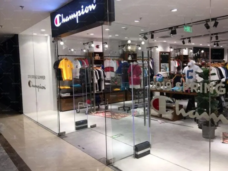 AM9800 stöldskyddsanordning för kläder installerad på Champion Clothing Store