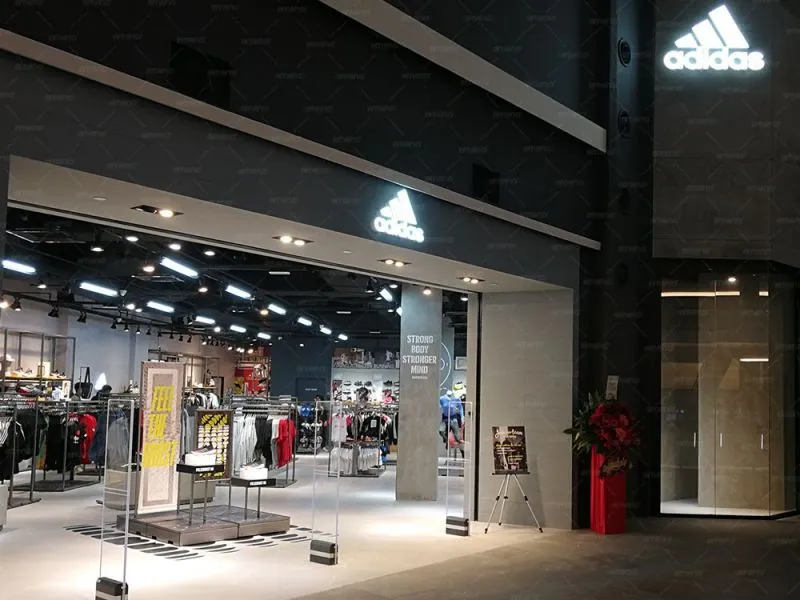 Antivol de vêtements AM9800 installé dans le magasin de la marque Adidas