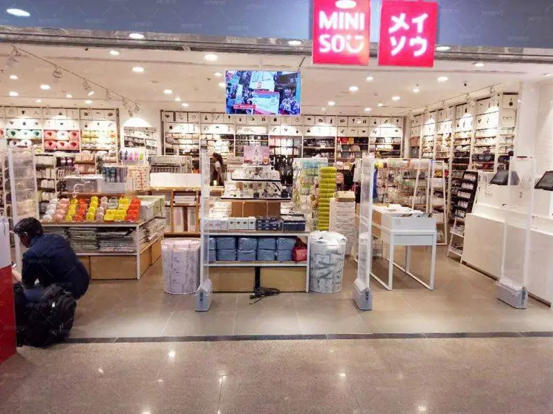 MINISO بوتیک CuboM AM7806 سیکیورٹی ڈور انسٹال کرتا ہے۔