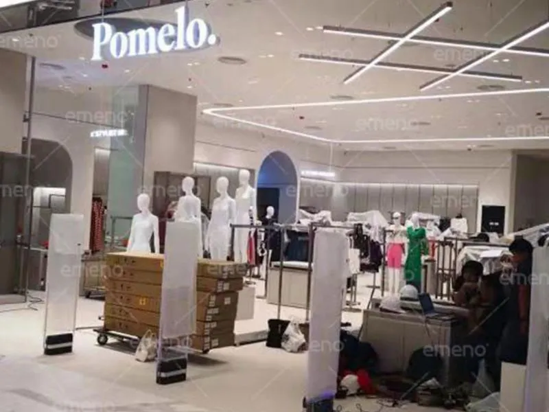 Le magasin de vêtements Pomelo a installé le dispositif antivol Cube Beauty AM8089