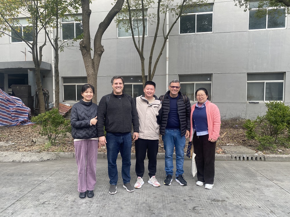 Los clientes extranjeros vienen a visitar Xinhan Technology Co., Ltd.