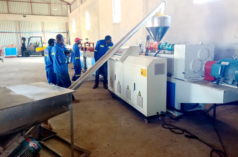 Nous avons installé avec succès la machine de fabrication de panneaux de plafond en PVC pour notre client africain