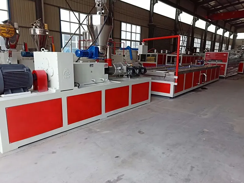 La machine de fabrication de panneaux muraux en marbre PVC de Yongte fonctionne au Vietnam