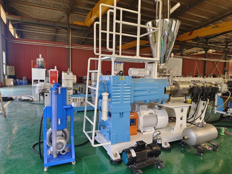 extruder of wpc wall panel machine