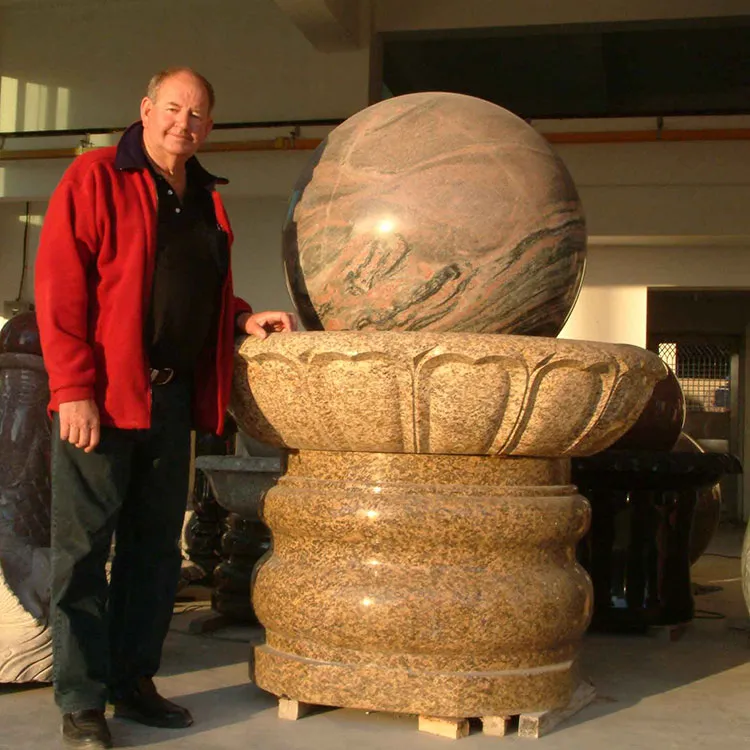 Mehrfarbiger Kugelbrunnen aus rotem Granit