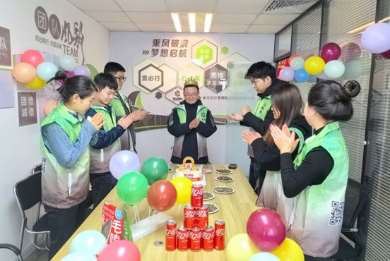 जन्मदिन की पार्टी का जश्न मनाते हुए, क्विंदाओ लियान शेंग इंटरनेशनल ट्रेड कंपनी लिमिटेड एक साथ एकत्र हुए