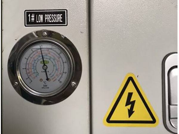 Przyczyny i rozwiązania alarmu niskiego ciśnienia w przemysłowym systemie agregatów chłodniczych.