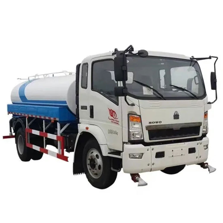 8000 literes víztartályos teherautó