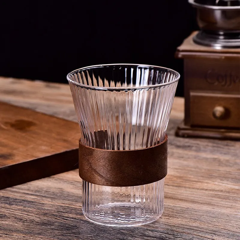 Kaffeetasse aus Glas mit Akkordeon-Taille