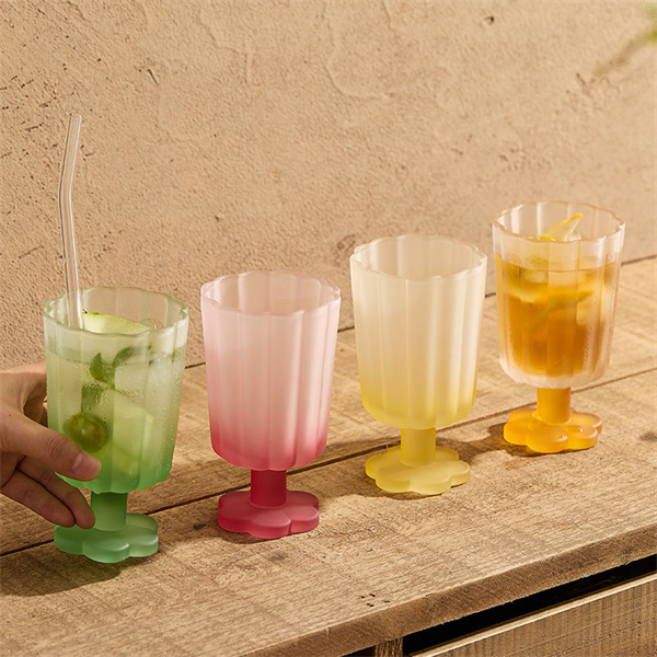 Renkli cam içecek bardağı