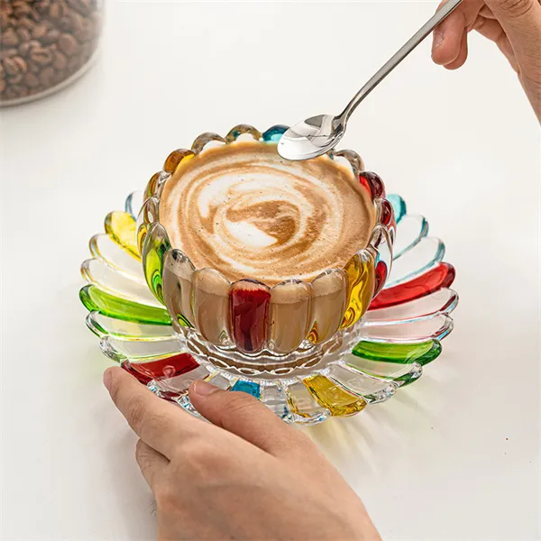 Farverigt kronbladsglas kaffekop