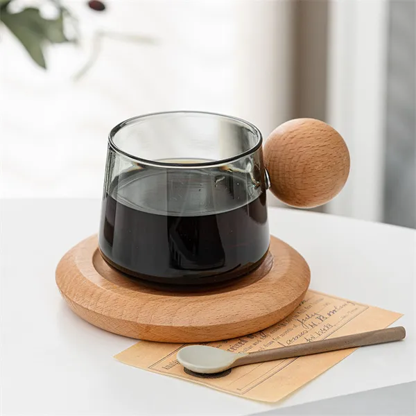 Kreativ kaffekopp i träboll i glas