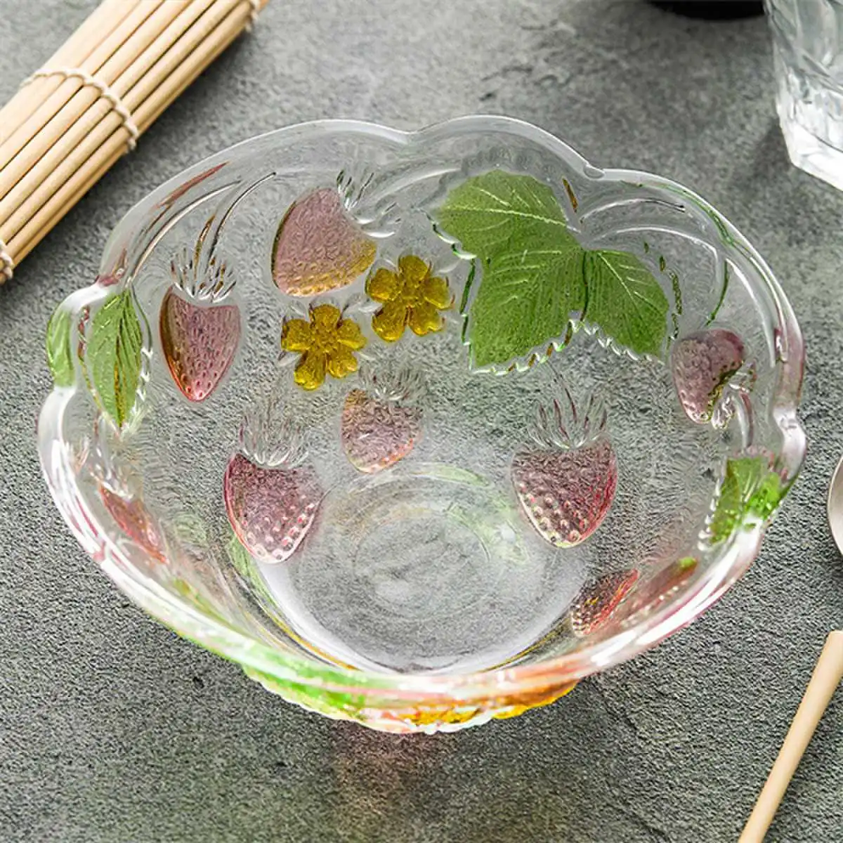 Glazen strik met bloemblaadjes in reliëf